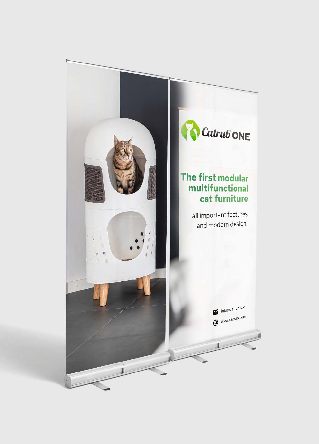 Catrub zweigeteilter Rollup Aufsteller, Abgebildet: Katze in Katzenmöbel Catrub sowie Text: 'The first modular multifunctional cat furniture, all important features and modern design'