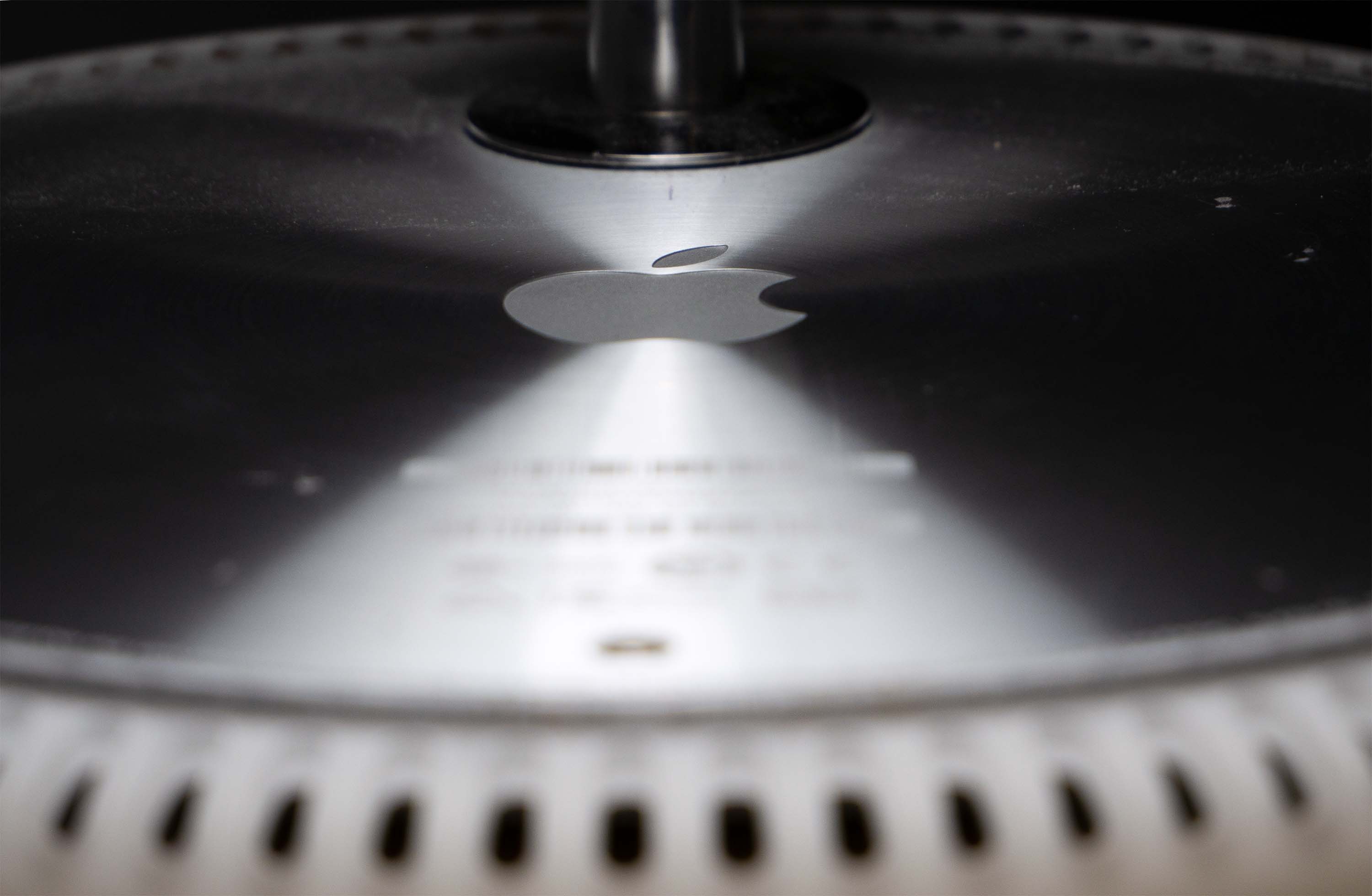 MacLicht Detailaufnahme Standfuß Apple Logo in Metal gefräst