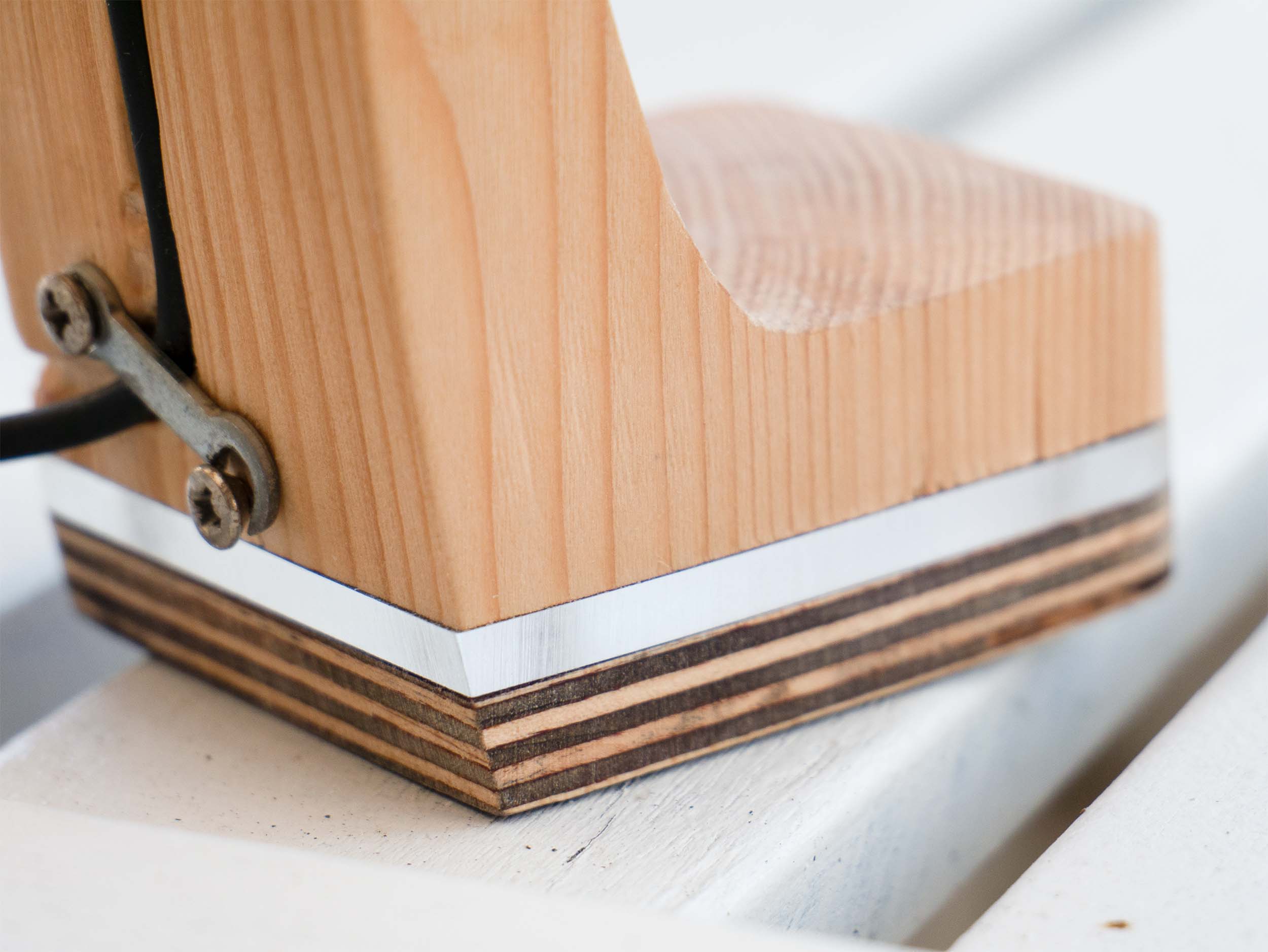 Uhrdock aus Holz Detailaufnahme Standfuß